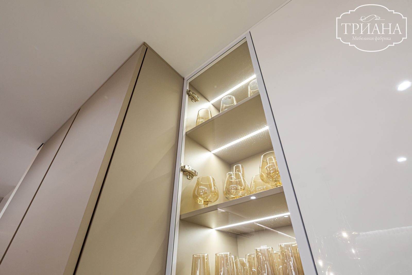 Угловая витрина для бокалов с LED-подсветкой полок крупным планом