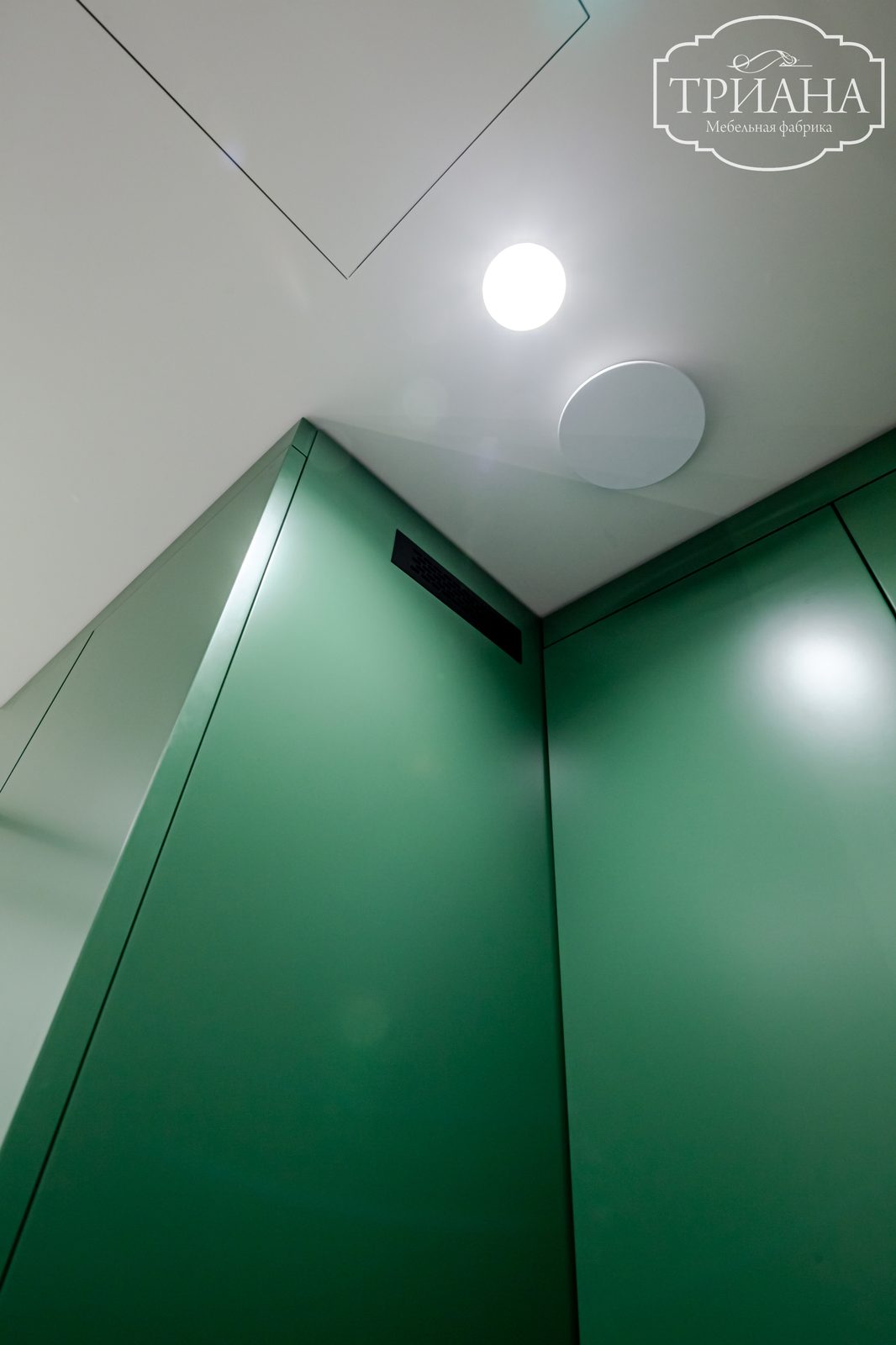Зелёные матовые фасады санузла со скрытой LED-подсветкой по карнизу потолка