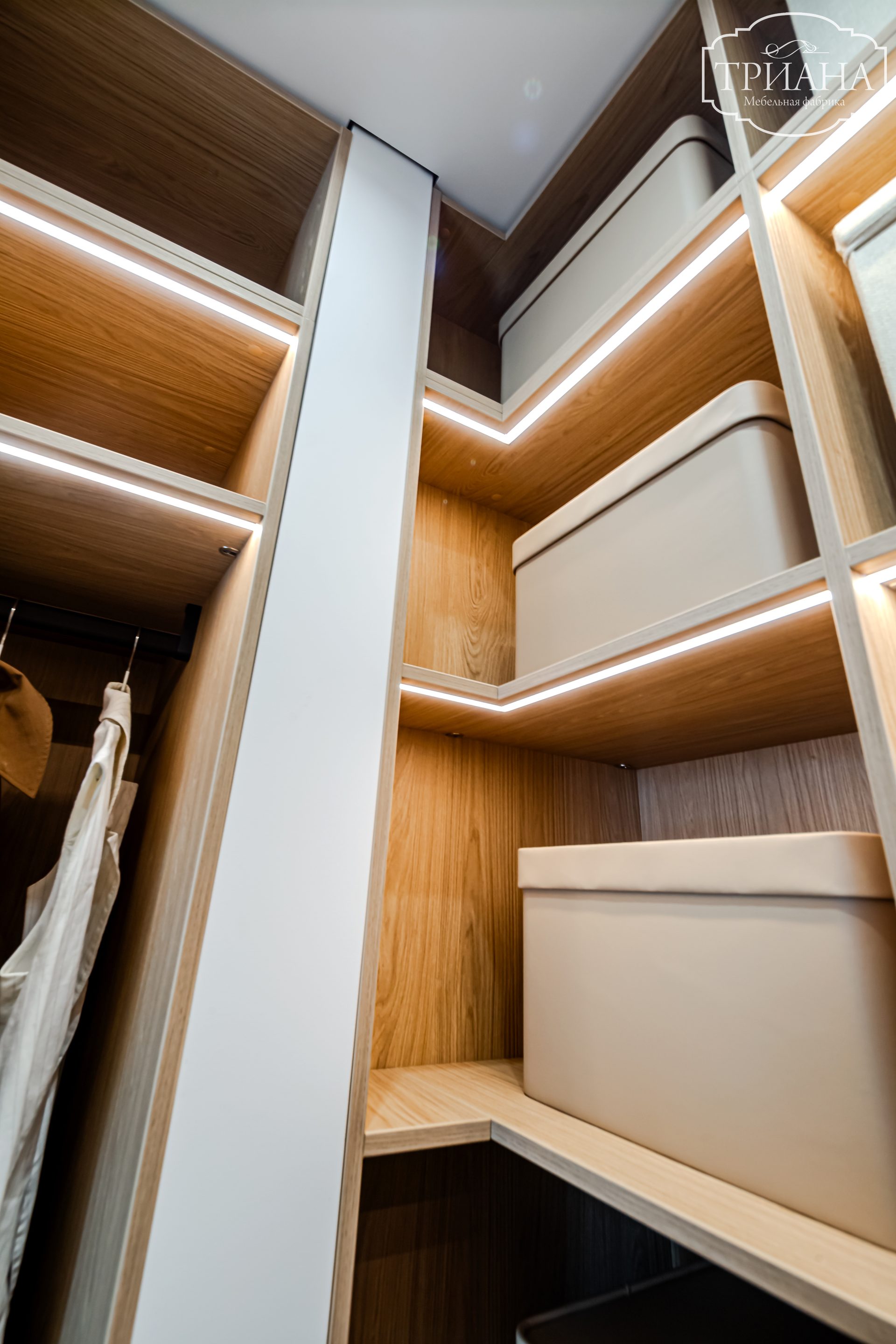 Угловые полки гардеробной с подсветкой и текстильными коробами